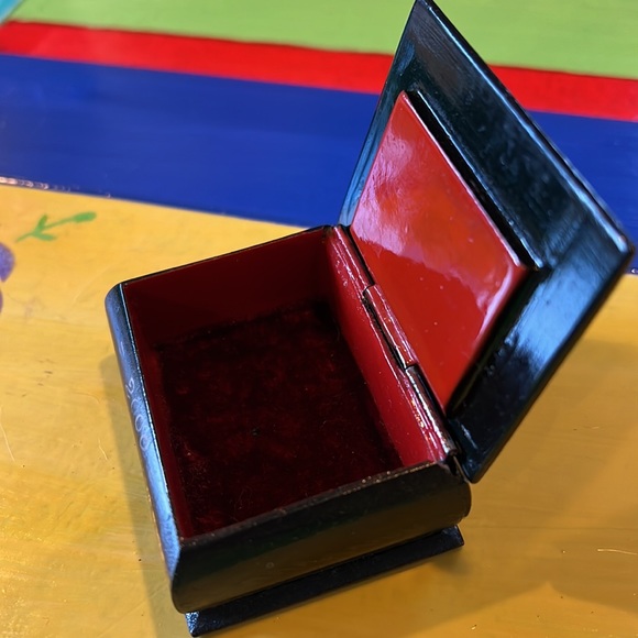 Russian enamel box finely painted details lacquer black horses farm carriage - Picture 5 of 10